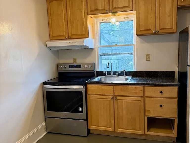 302 Hasbrouck Ave — Photo 4