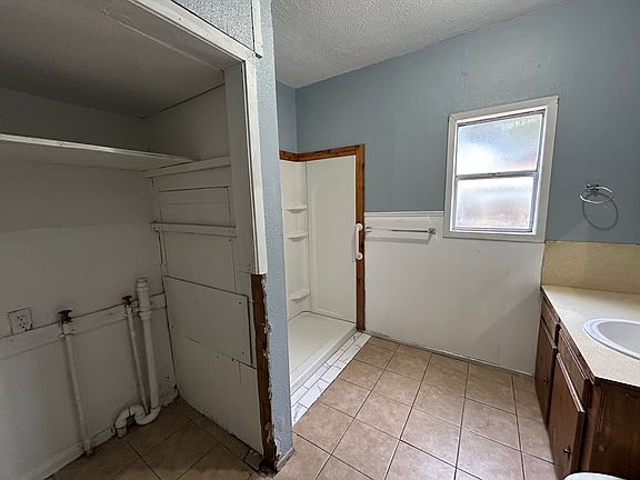 3rd image of 810 S Terrell St