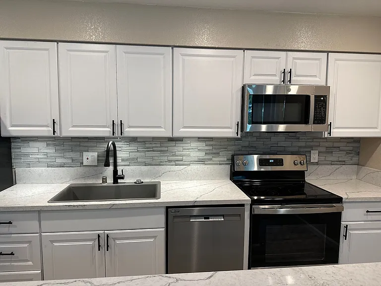 Los Arboles Apartments — Photo 4