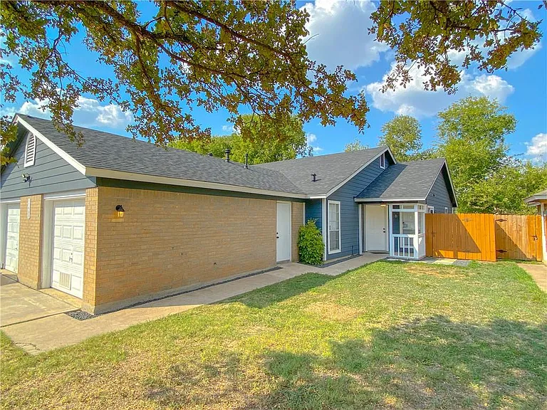 11908 Sunhillow Bnd #B — Photo 1
