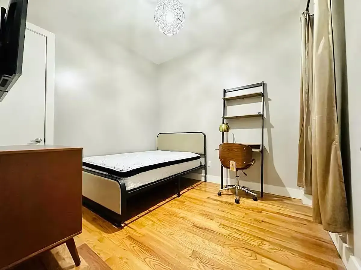 7 bed, 6.0 bath, 100 sqft, $980 — Photo 1