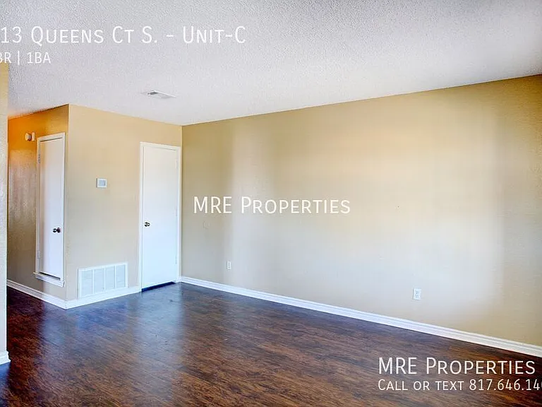 313 Queens Ct S #C — Photo 1