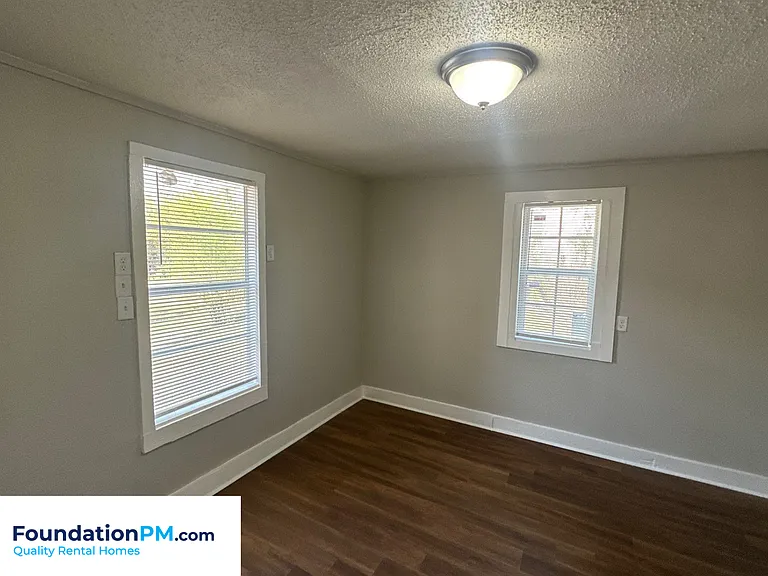 1596 Barton St — Photo 9