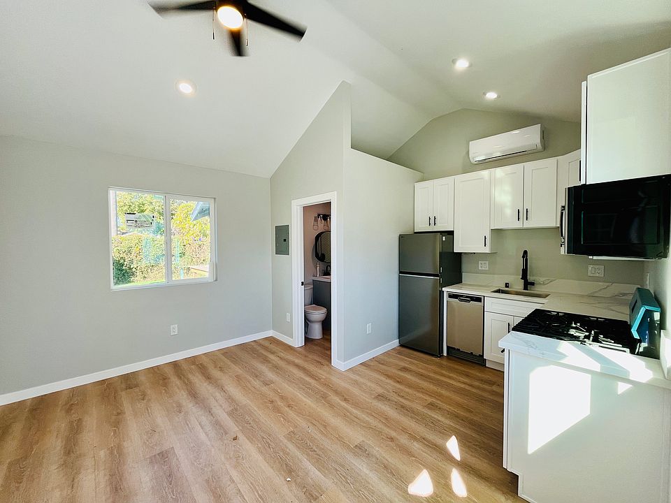 1st image of 3829 Goldfinch St