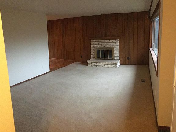 2 fireplaces 
