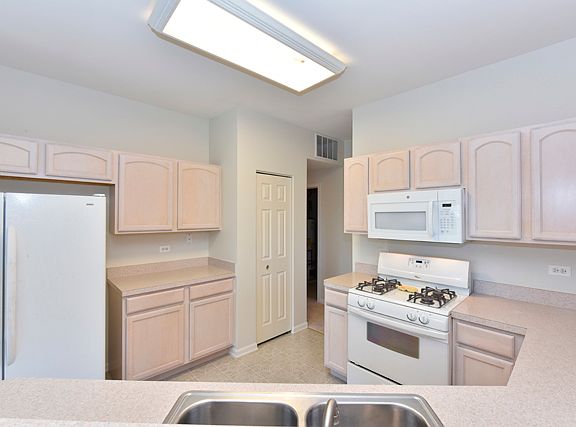 2nd image of 39660 N Cambridge Blvd