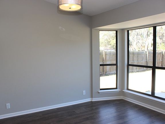 4th image of 136 Dogwood Cir