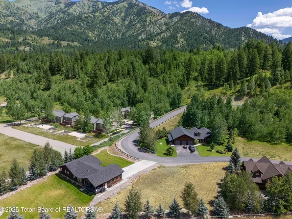 25 Meadow Ridge Rd, Alpine, WY 83128