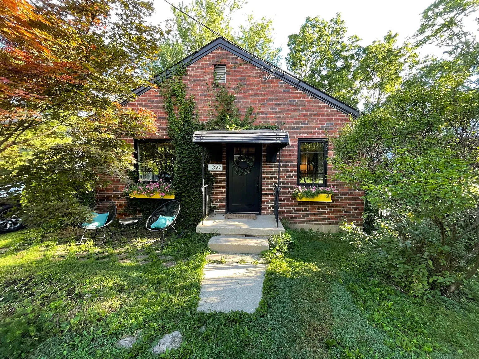 327 W Davis St — Photo 2