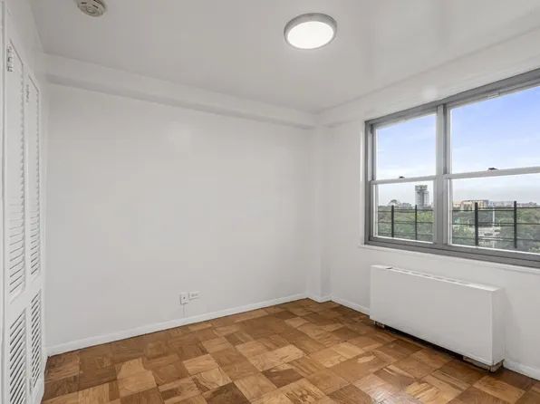 61-20 Grand Cent Parkway image 15 of 18