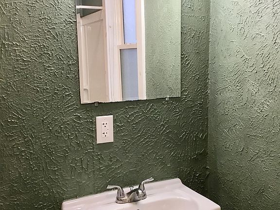 4th image of 826 Diamond Ave