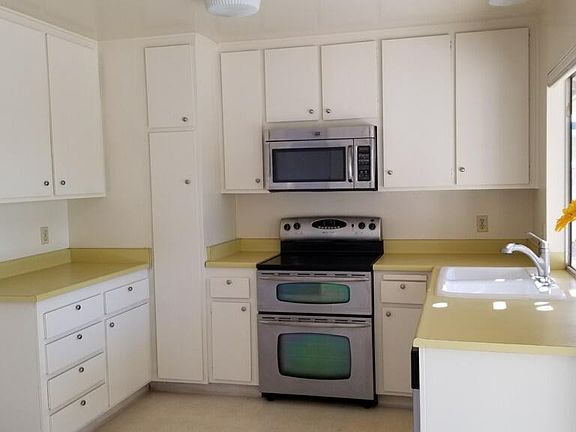 3rd image of 27647 Charlestown Dr