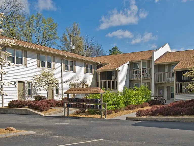 Evergreen Terrace Apartments — Photo 6