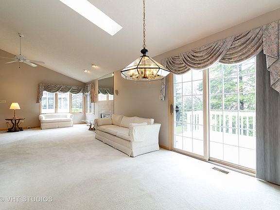 4th image of 15327 Wilshire Dr