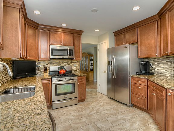4th image of 4427 Edinburg Ln #4427