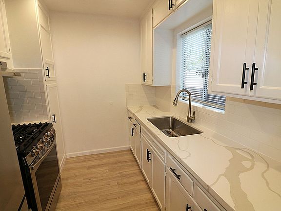 4th image of 3909-15 Lamont St #3913