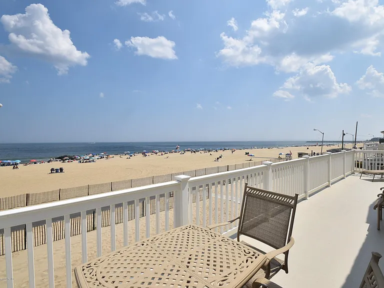 233-3 Beachfront #3 — Photo 2