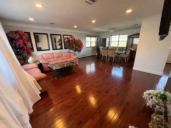 (undisclosed Address), Syosset, NY 11791