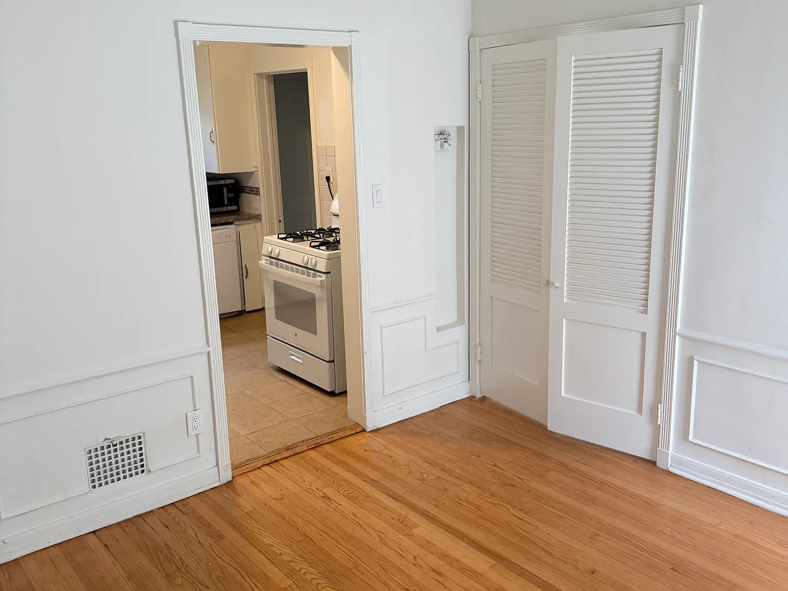 615 Midvale Ave — Photo 3