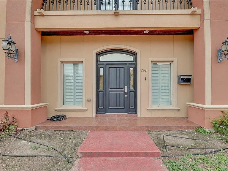 209 Robin Ave — Photo 2
