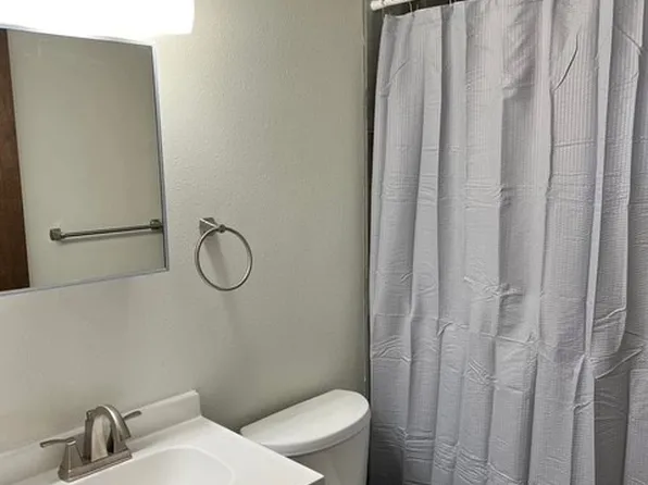 855 E St APT 3, Conroy, IA 52220
