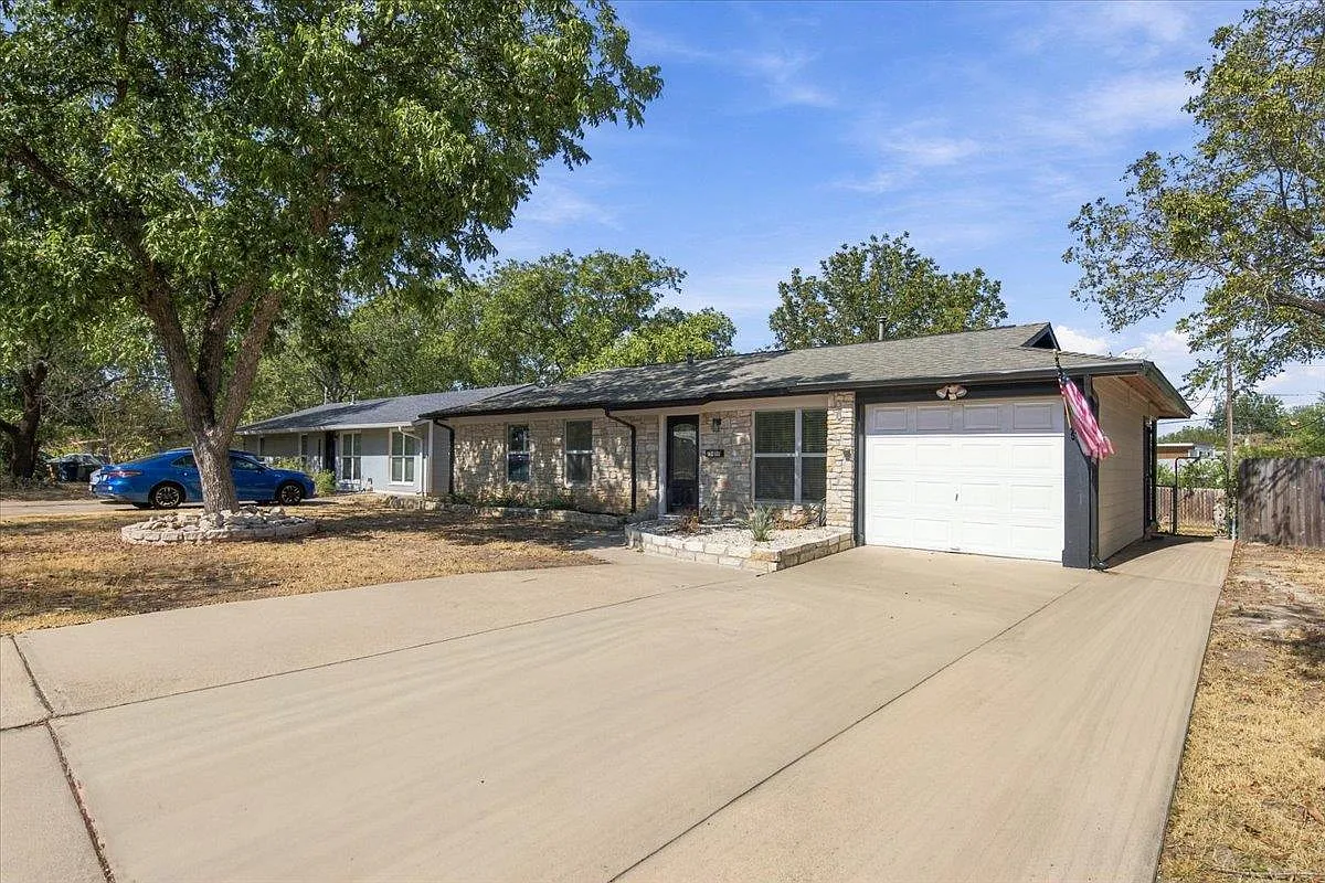 5 bed, 3.0 bath, 1840 sqft, $3,490 — Photo 2