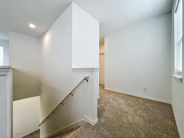 16007 Micelli Dr — Photo 32