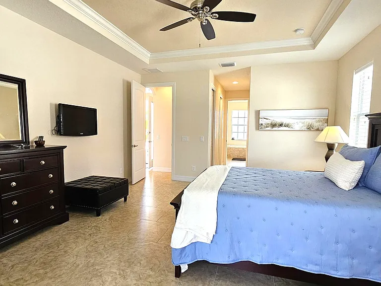 Master bedroom-queen bed