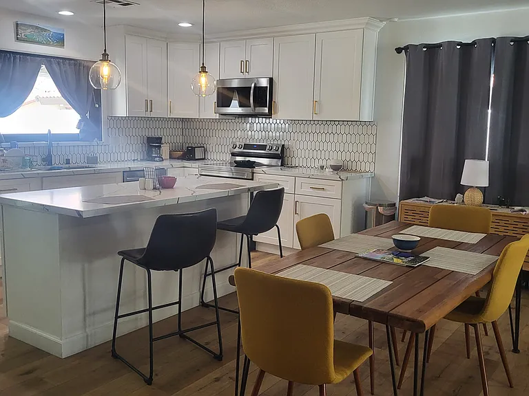 Avenida Ramirez — Photo 6