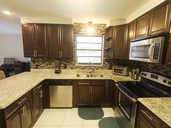 5th image of 761 SE Thanksgiving Ave