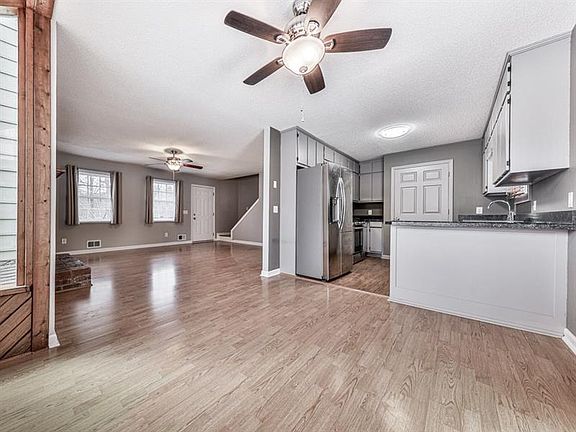 3rd image of 2015 Meadows Dr