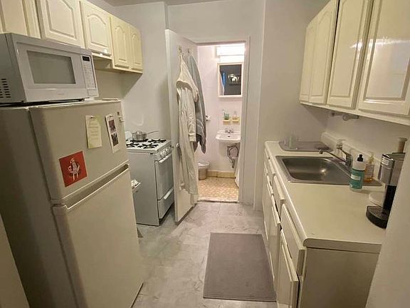 3rd image of 141 E 13th St APT 5A