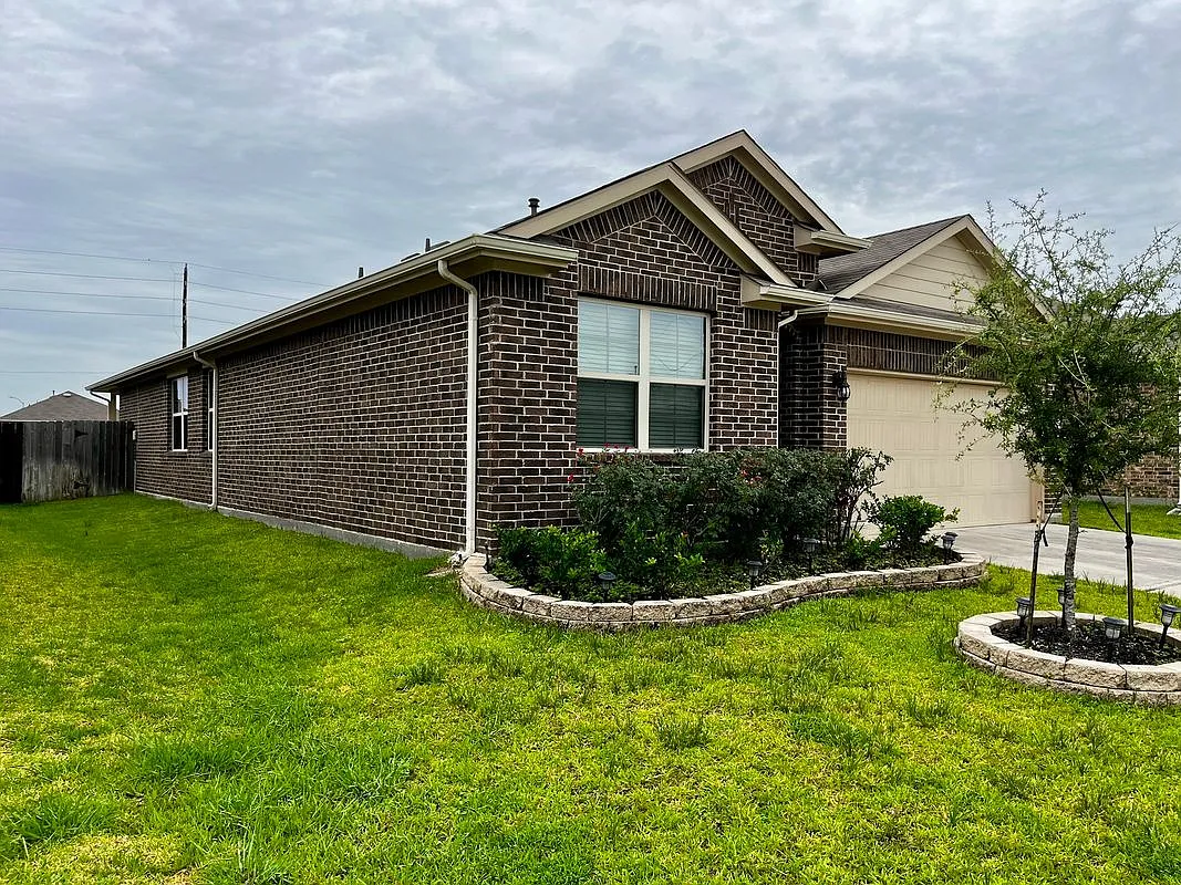 4 bed, 2.0 bath, 1899 sqft, $2,250 — Photo 2
