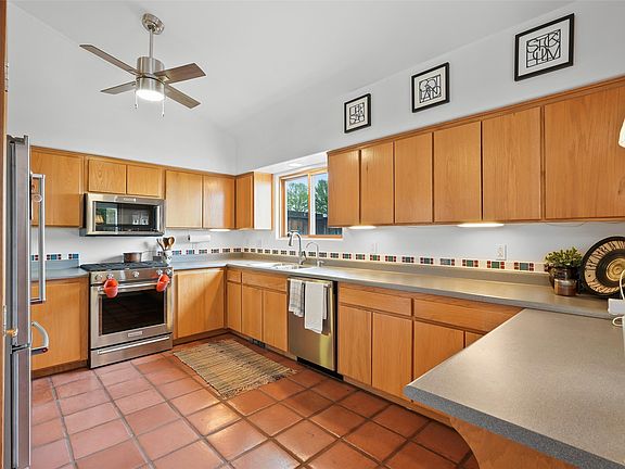 4th image of 881 Estates Dr