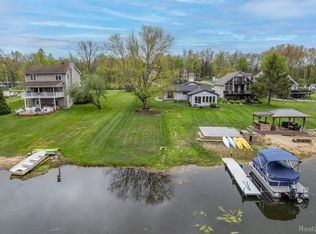 10122 Walnut Shores Dr, Fenton, MI 48430