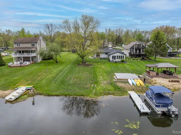 10122 Walnut Shores Dr, Fenton, MI 48430