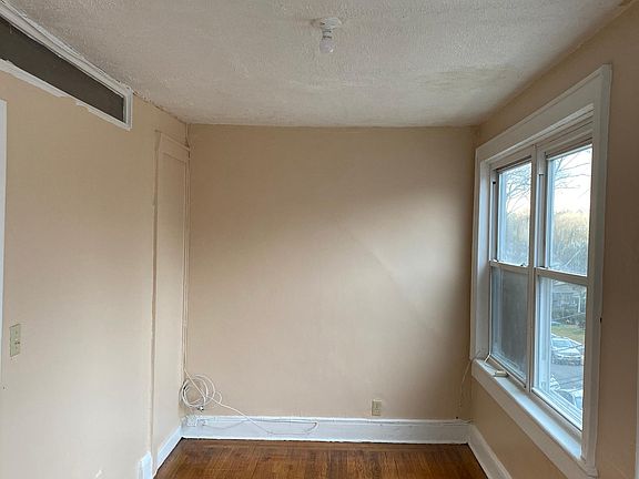 4th image of 2-23 Amsterdam Pl #2