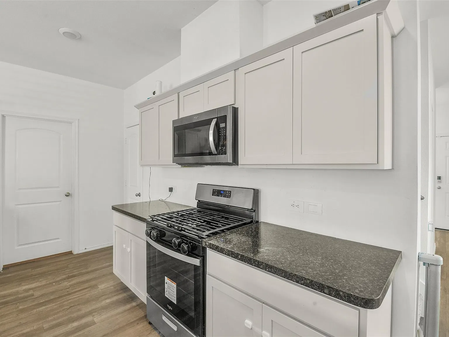 3 bed, 2.5 bath, 1956 sqft, $2,650 — Photo 3