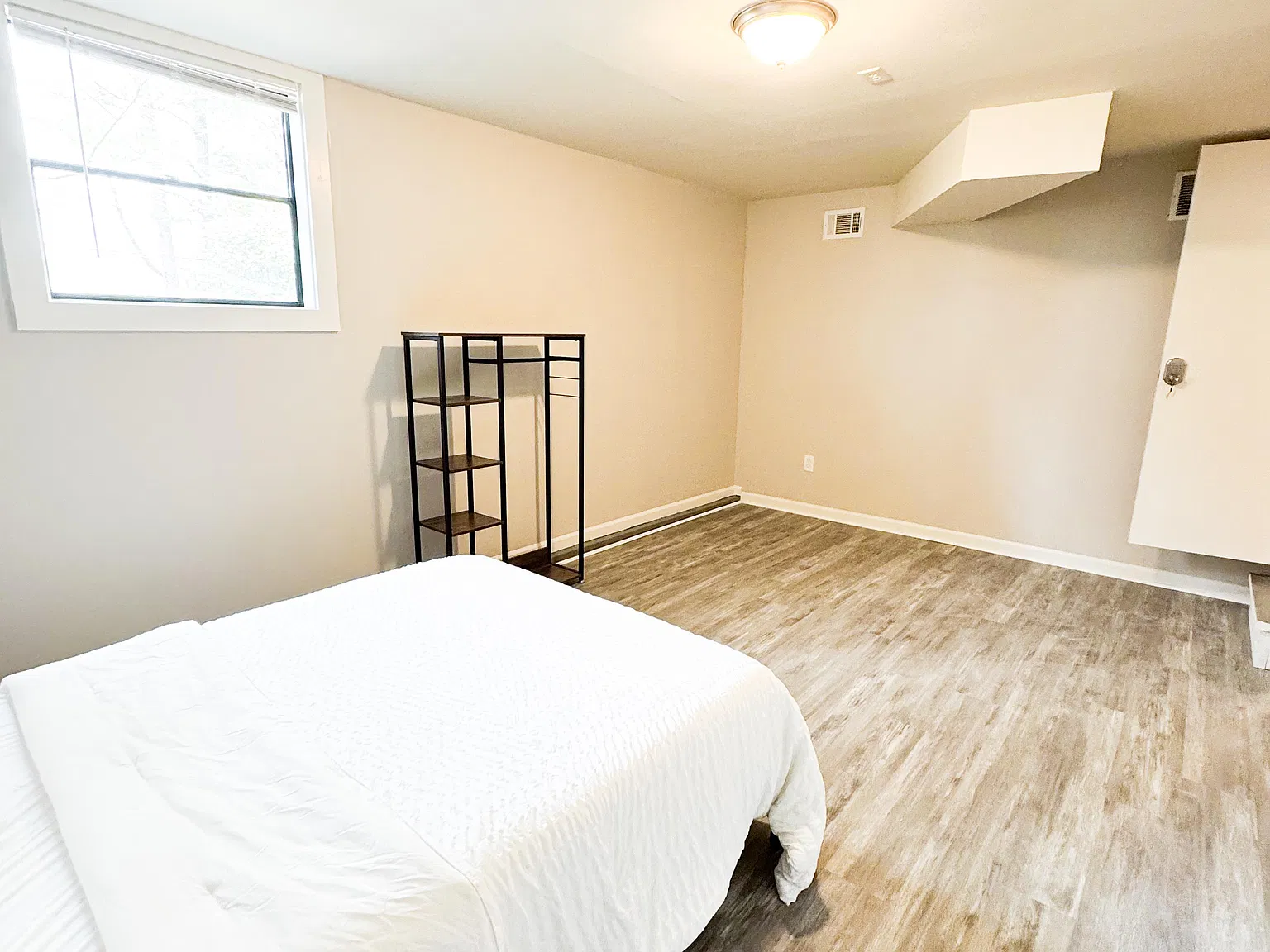 4 bed, 3.0 bath, 2400 sqft, $698 — Photo 2