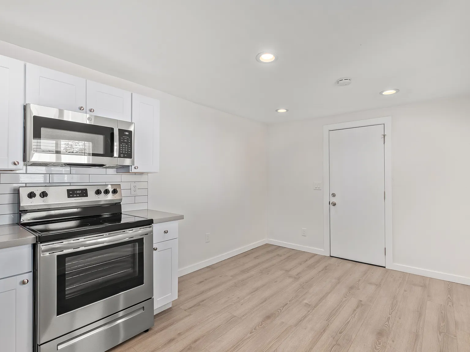 Studio, 250 sqft, $995 — Photo 2