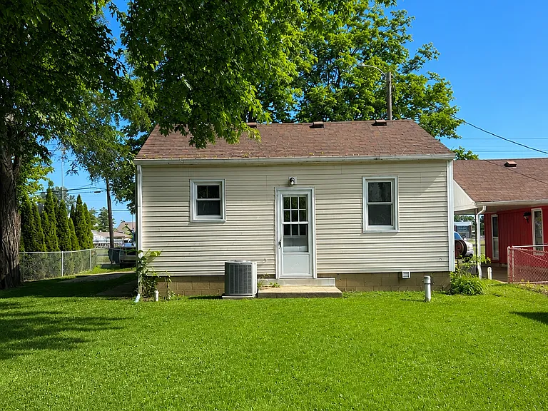 1321 E Hospital Rd — Photo 2