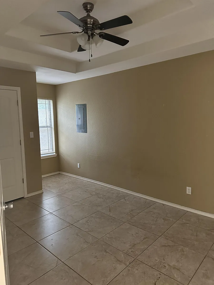 Building Photo - 1905 Oasis Dr #A