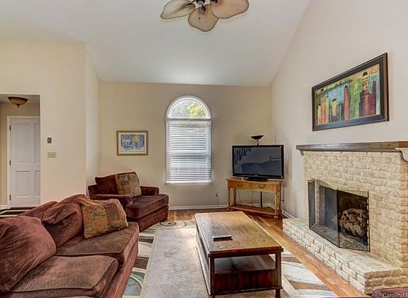 4th image of 4442 Hill St