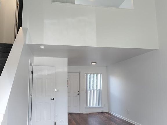 5th image of 551 Villa Dr