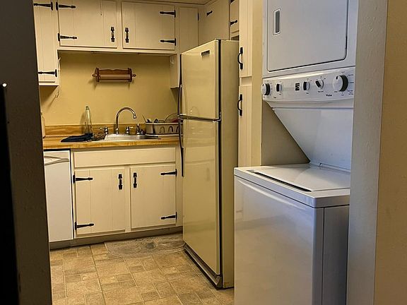 4th image of 532 Bahia Cir #B