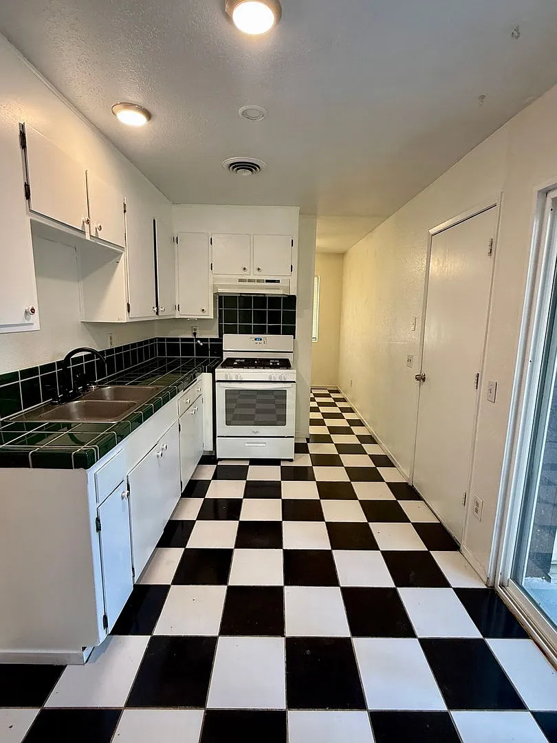 3 Bed 2 Bath House with Solar! — Photo 2