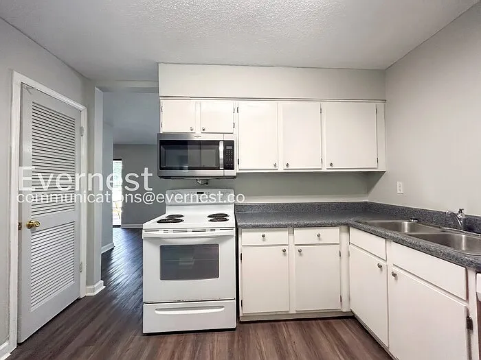 4 bed, 2.5 bath, 2024 sqft, $1,825 — Photo 2