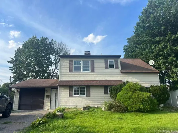 5 Lane, Levittown, NY 11756