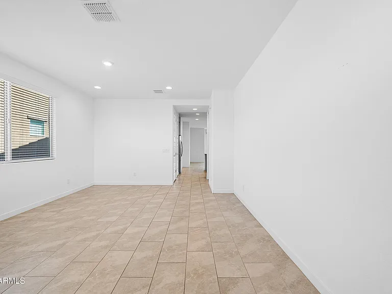8911 W Solano Dr — Photo 2