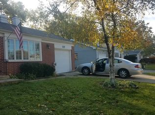 619 Sussex Ln #1, Crystal Lake, IL 60014
